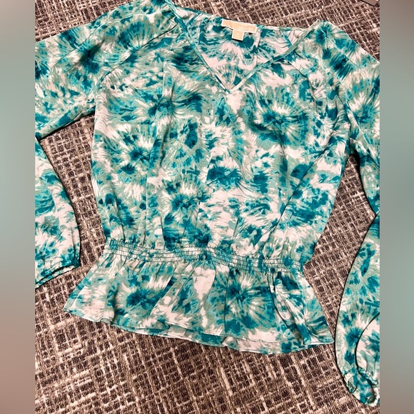 Michael Kors lightweight long sleeve top. - Picture 2 of 4